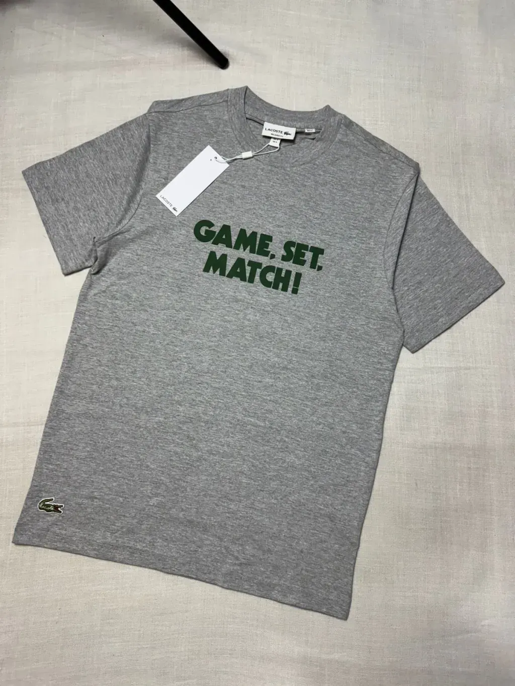 CAMISETA LACOSTE GAME, SET, MATCH! — foto 1 de 2