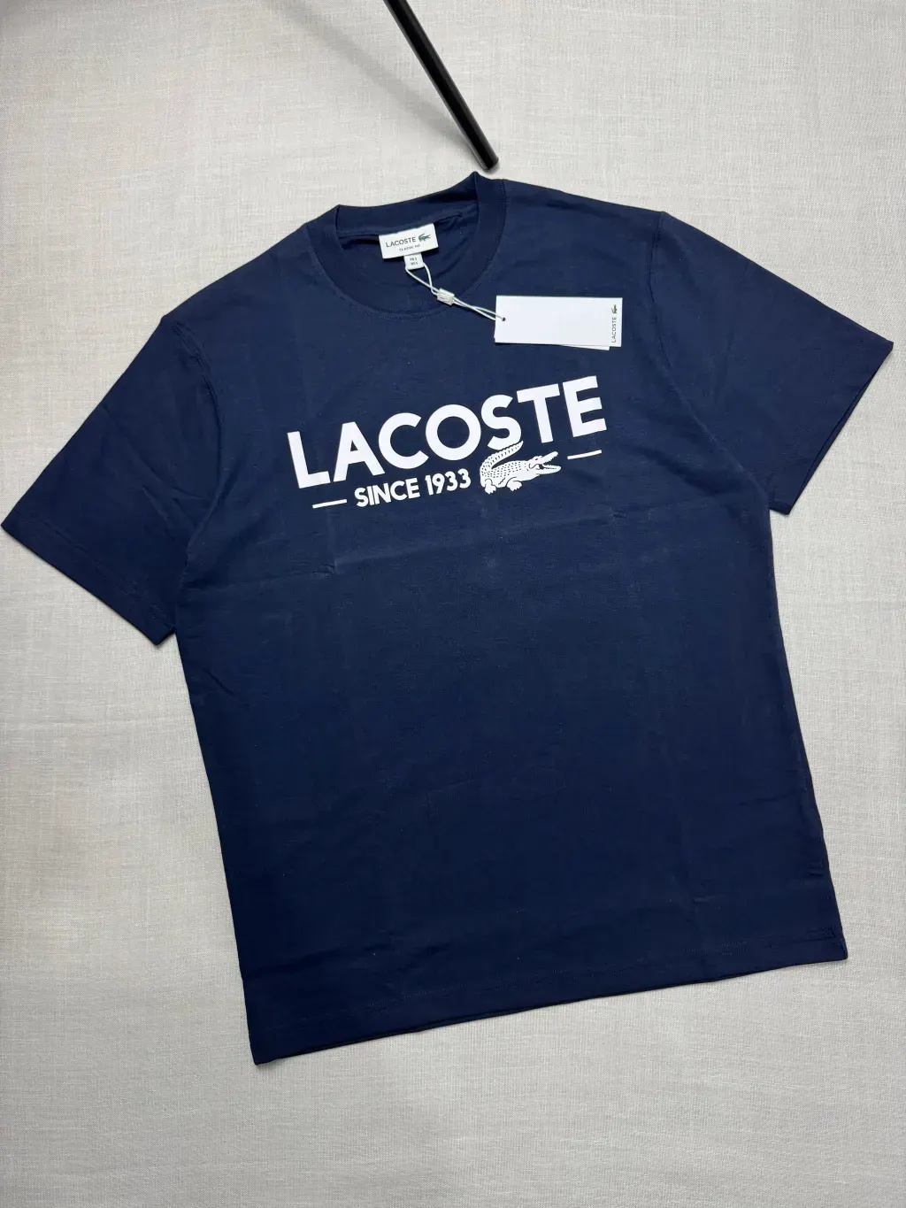 CAMISETA LACOSTE SINCE 1933 - AZUL MARINHO — foto 1 de 2