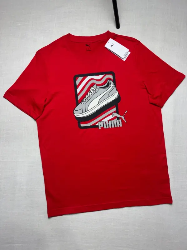 CAMISETA PUMA GRAPHIC SNEAKER - VERMELHO
